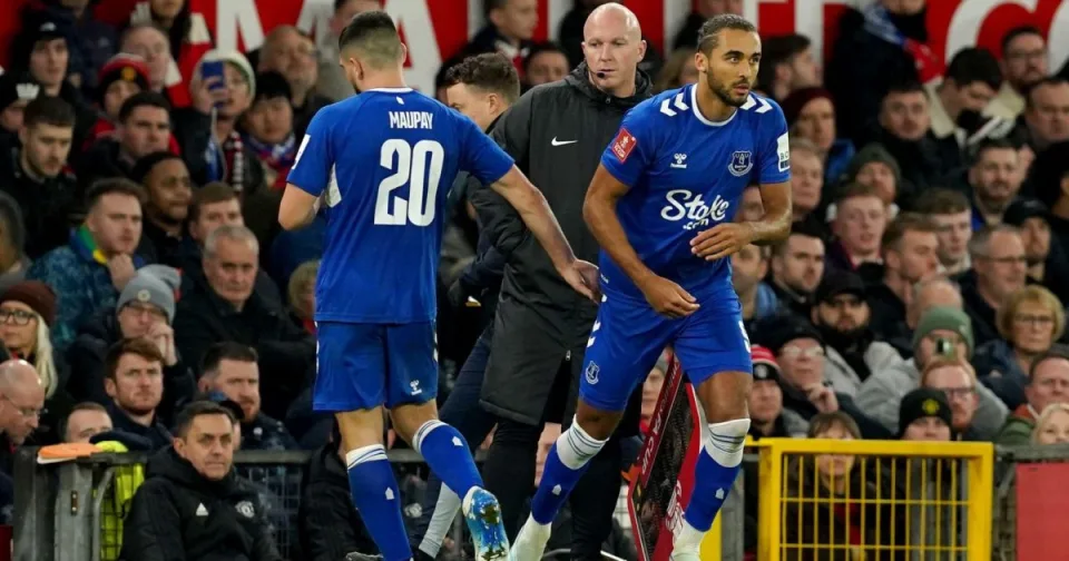 How can Everton solve their striker problem?