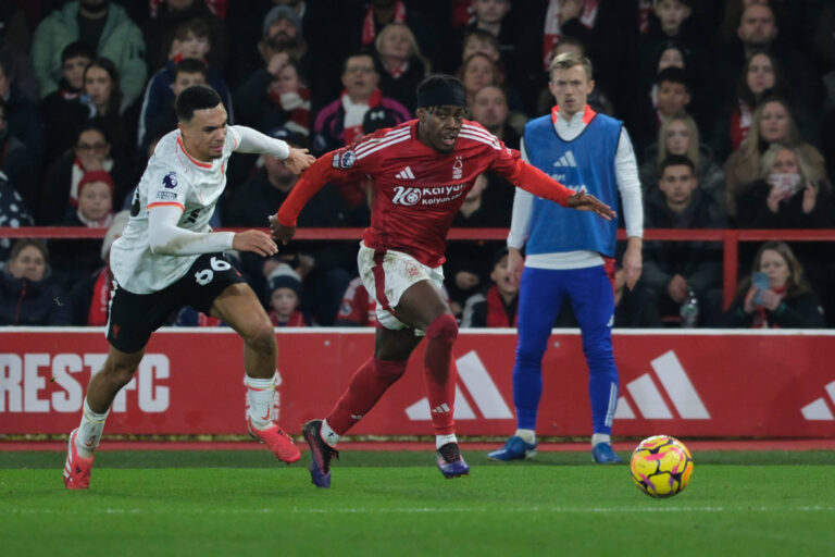 Nottingham, England - January 14th: Anthony Elanga of Nottingham Forest goes past Trent Alexander Arnold of Liverpool during the Premier League 2024/25 football match between Nottingham Forest FC and Liverpool FC at City Ground on January 14th, 2025 in Nottingham, England. Paul Bonser / SPP PUBLICATIONxNOTxINxBRAxMEX Copyright: xPaulxBonserx/xSPPx spp-en-PaBoSp-Premier League- Nottingham Forest FC v Liverpool FC 3905