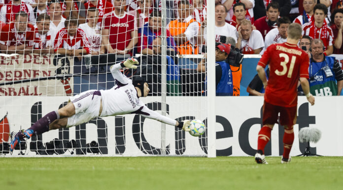 MUNICH, May 19 - Cech of Chelsea (L) saves the penalty shoot of Bayern's Schweinsteiger during FC Ba Petr Cech, Chelsea