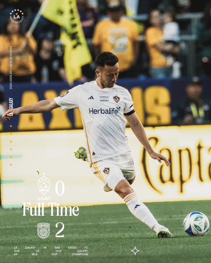 GkhLsq8WEAACZwf LA Galaxy Defender Maya Yoshida clears the ball.