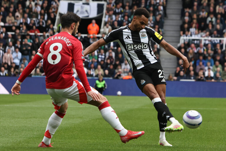 Newcastle United FC v Manchester United, ManU FC - Premier League Newcastle United s Jacob Murphy makes a cross during the Premier League match between Newcastle United and Manchester United at St. James s Park in Newcastle, on April 13, 2025. Newcastle Tyne and Wear United Kingdom Copyright: xMIxNewsx originalFilename:fletcher-newcastl250413_npyy0.jpg