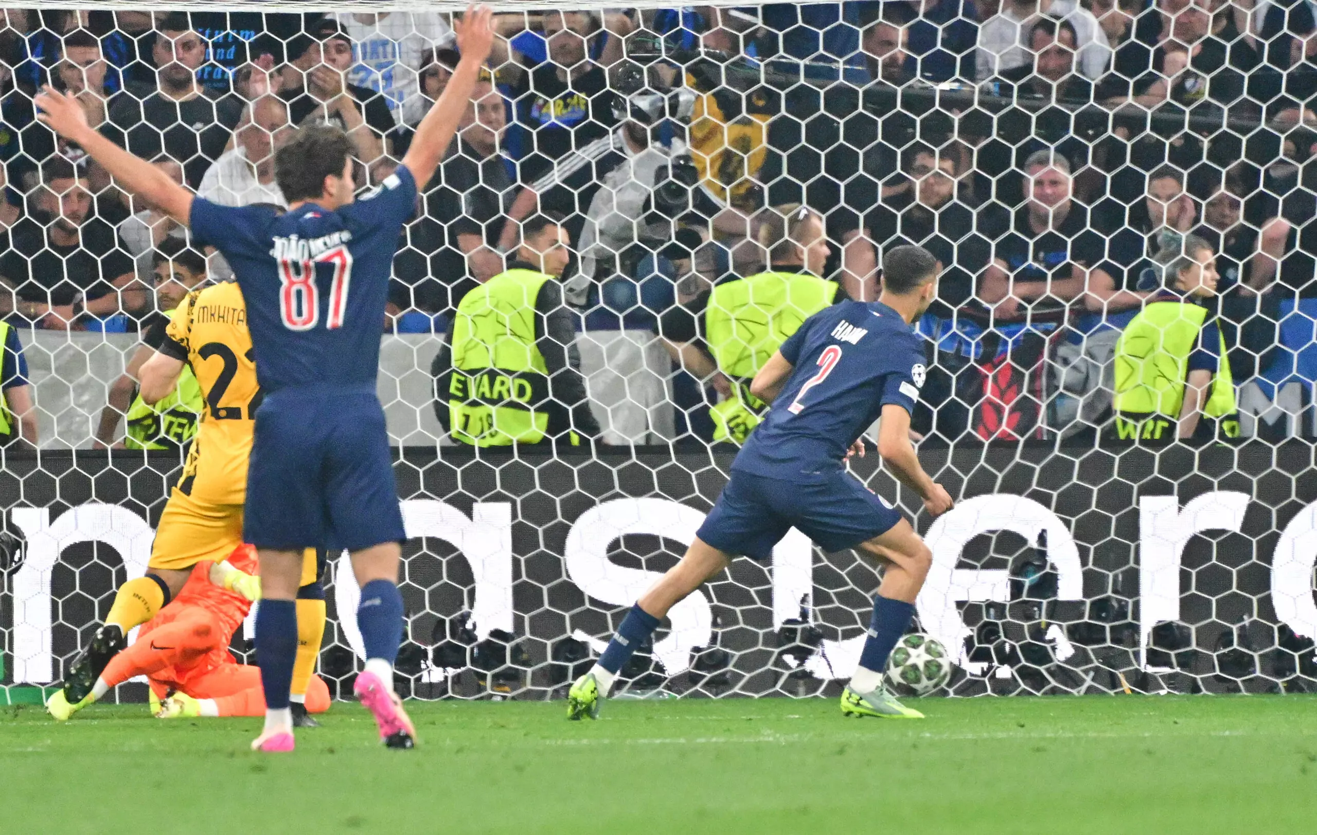 A Football Symphony: Paris Saint-Germain’s 5-0 Masterclass Stuns Inter Milan